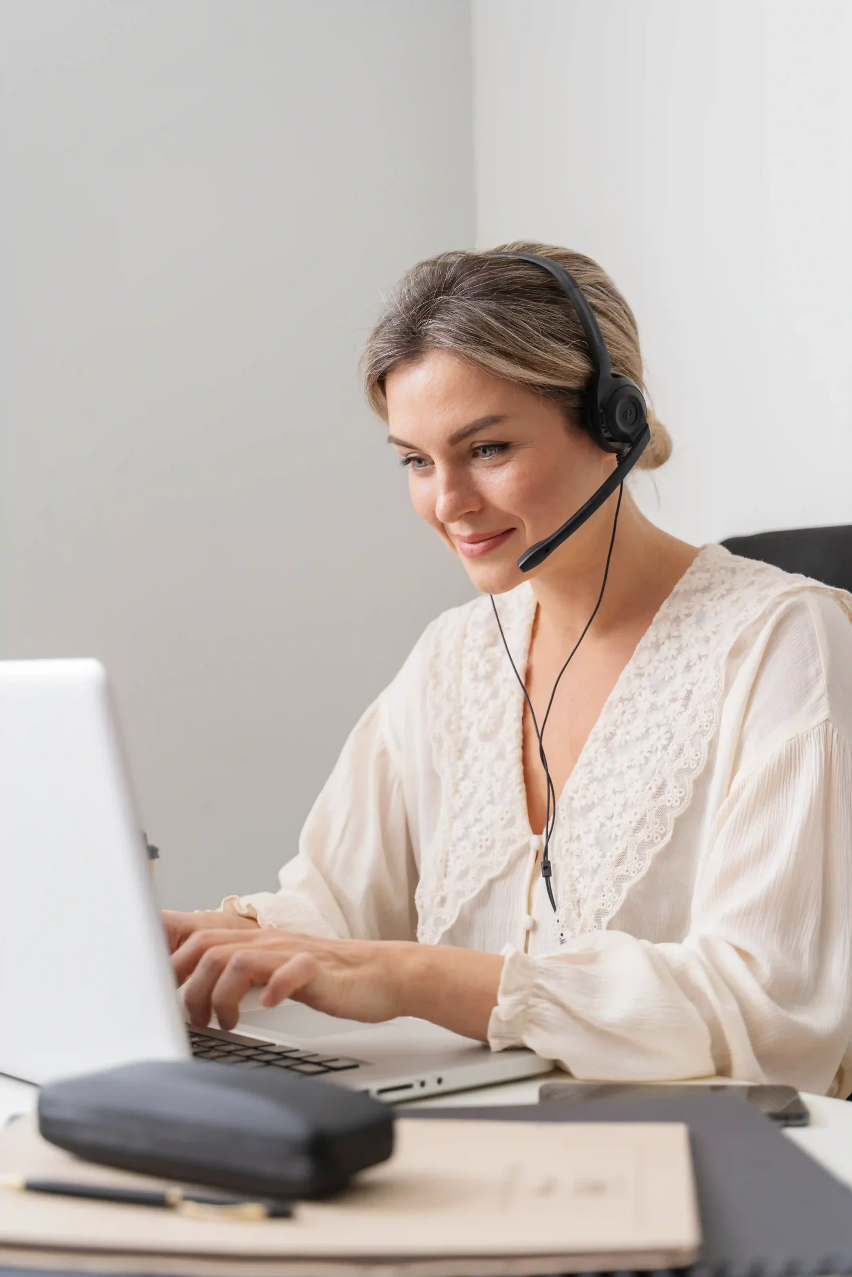 Woman Call Center Photo